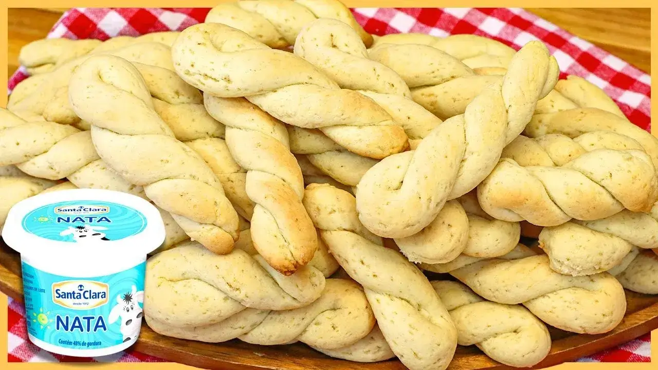 As rosquinhas de nata são biscoitos tradicionais, macios por dentro e levemente crocantes por fora....