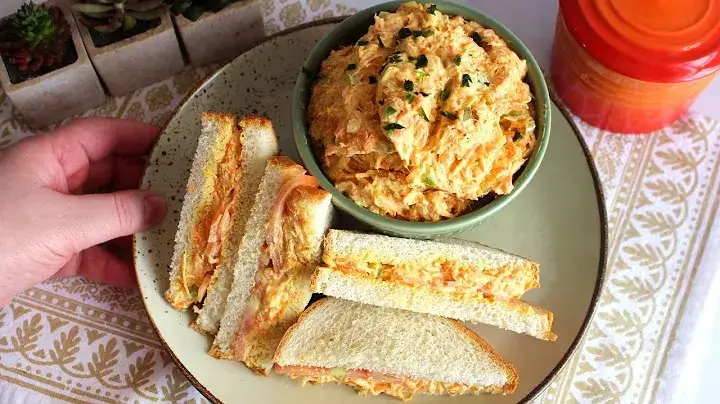 O sanduíche de frango cremoso é uma receita prática e deliciosa, perfeita para um lanche...