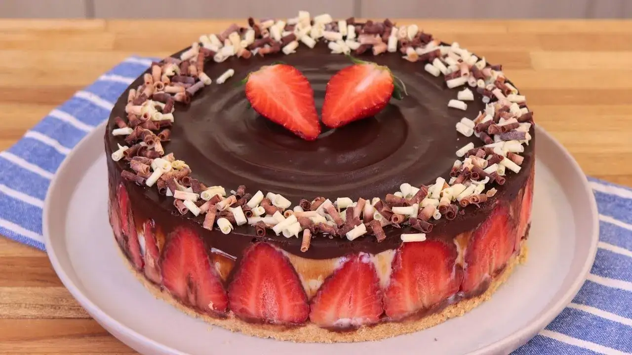 A Torta Bombom de Morango é uma sobremesa deliciosa, cremosa e visualmente encantadora. Ideal para...