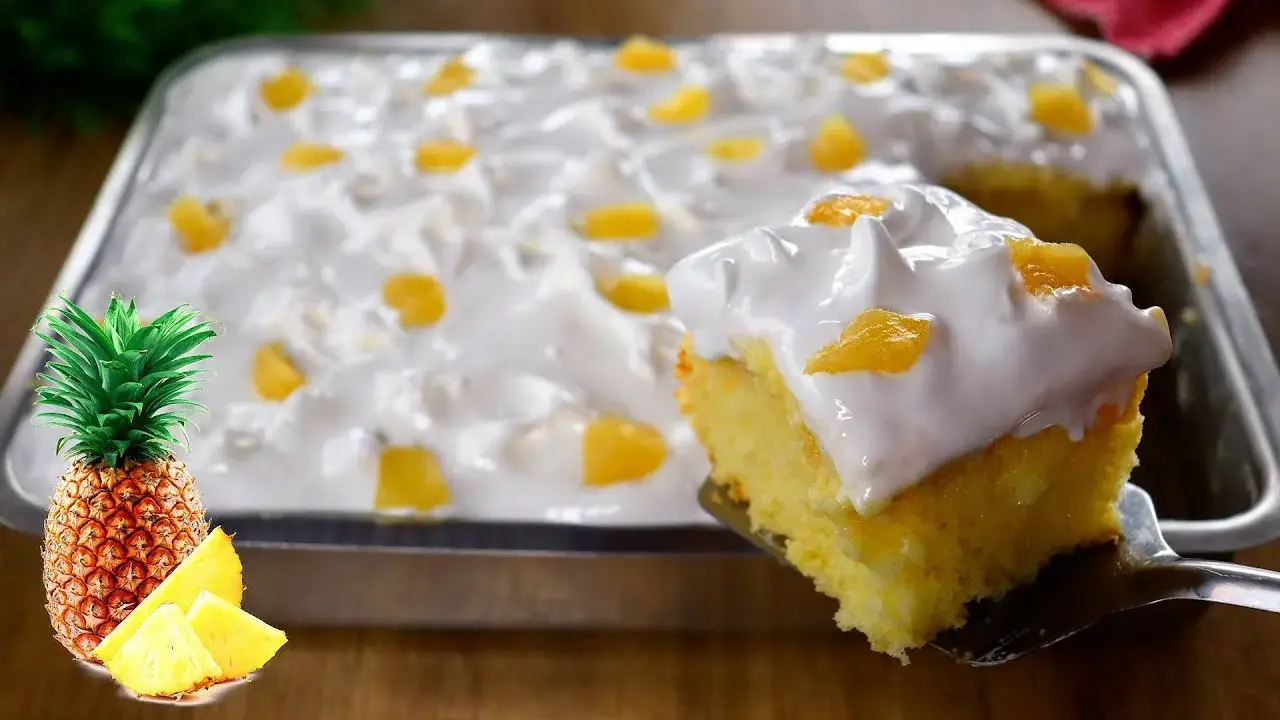 Bolo de Abacaxi Gelado com Merengue: Delícia Molhadinha e Cremosa