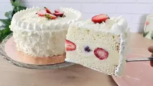 Bolo de Leite Ninho com Morangos: Receita Fácil e Fofinha