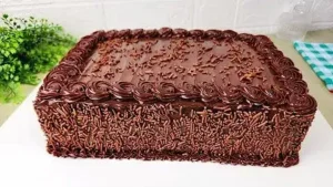 Bolo de brigadeiro retangular fácil e cremoso que derrete na boca