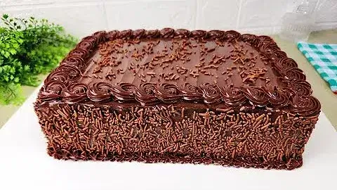 Bolo de brigadeiro retangular fácil e cremoso que derrete na boca
