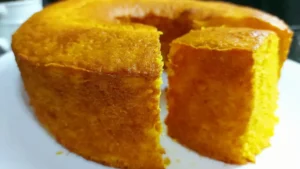 Bolo de cenoura com laranja fácil e fofinho