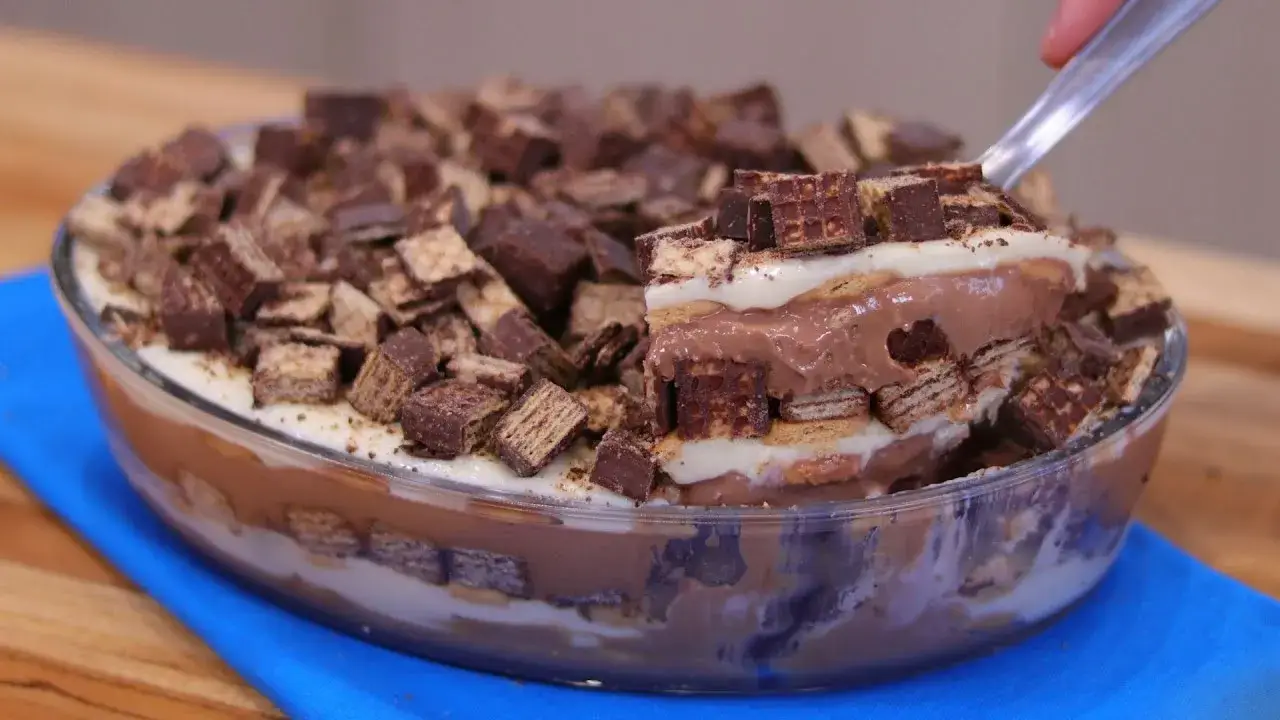 Pavê de Bis cremoso com camadas de chocolate e baunilha que vai conquistar a família