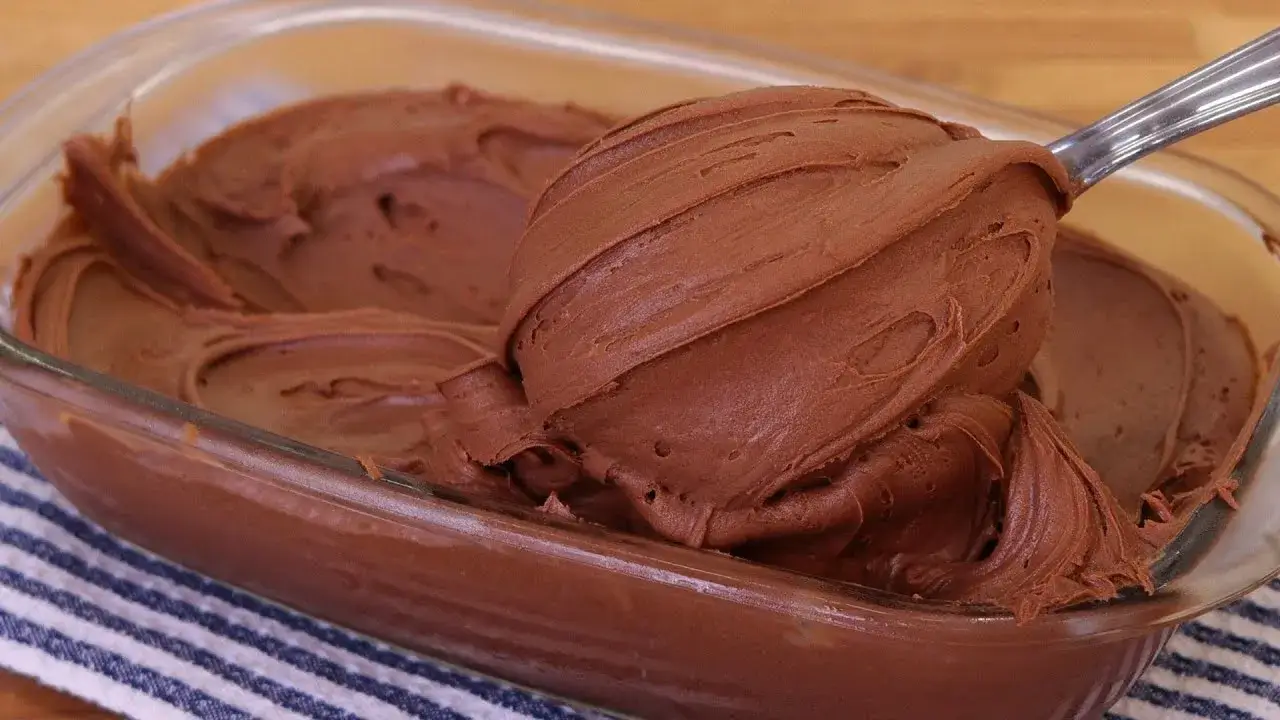 Recheio de Chocolate Cremoso Para Bolo: Receita Fácil com Apenas 4 Ingredientes