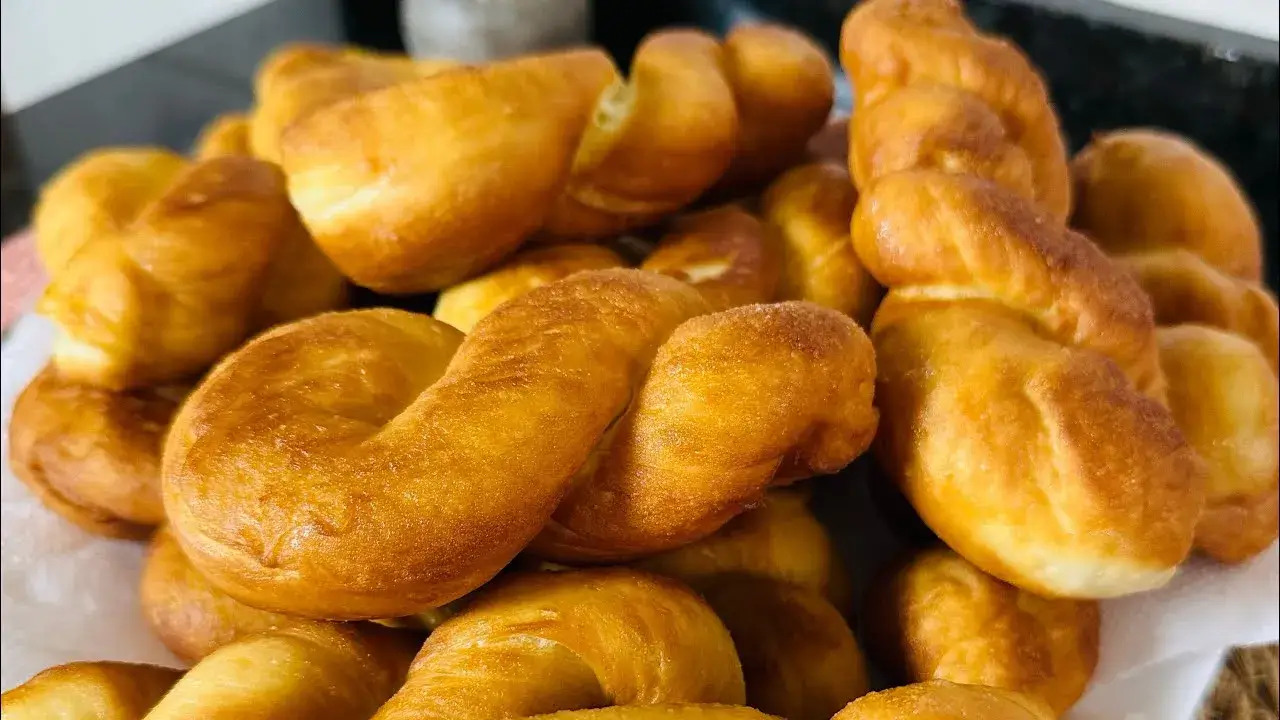 Rosquinhas fritas caseiras fofinhas: Receita fácil para o café da tarde