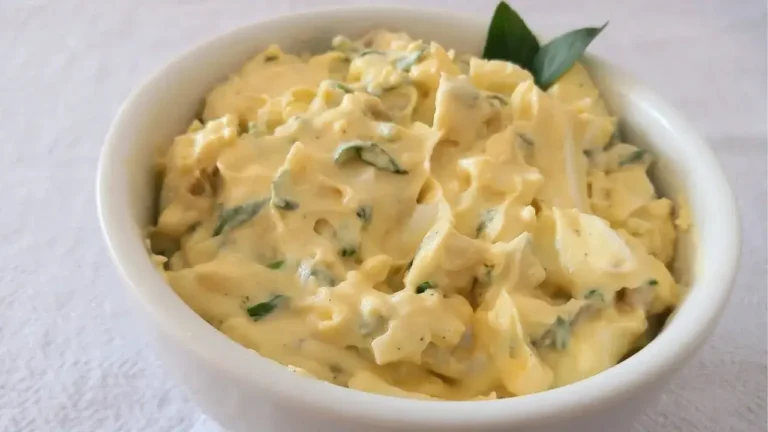 Salada de ovos low carb que surpreende pela cremosidade e sabor