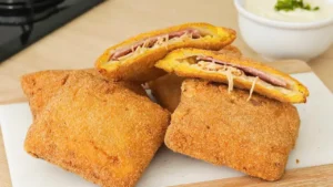 Salgado de Pão de Forma com Frango e Molho Branco