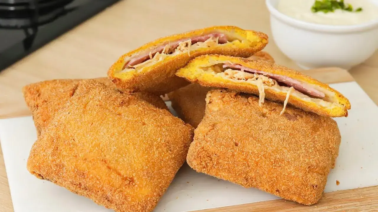 Salgado de Pão de Forma com Frango e Molho Branco
