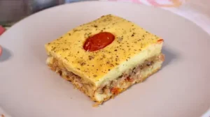A torta de atum é prática, saborosa e serve tanto para um lanche quanto para...