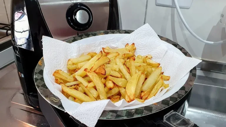 Batata frita na AirFryer crocante e dourada em casa