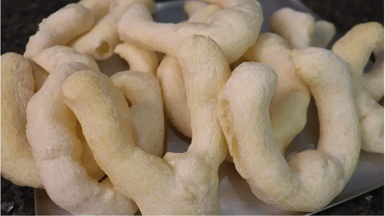 Biscoito de polvilho crocante que cresce muito no forno