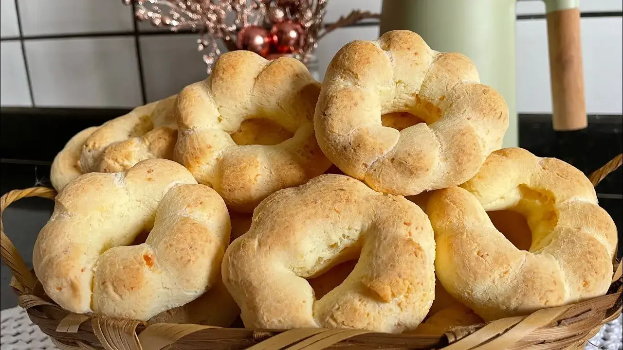 Biscoito mineiro tradicional com queijo que surpreende no primeiro pedaço