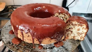 Bolo formigueiro fofinho com granulado e cobertura de chocolate