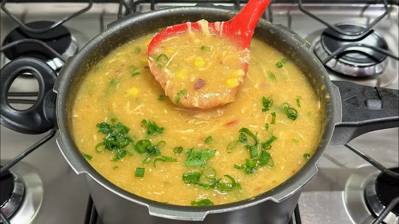 Caldo de Frango com Mandioca Cremoso para Aquecer os Dias Frios