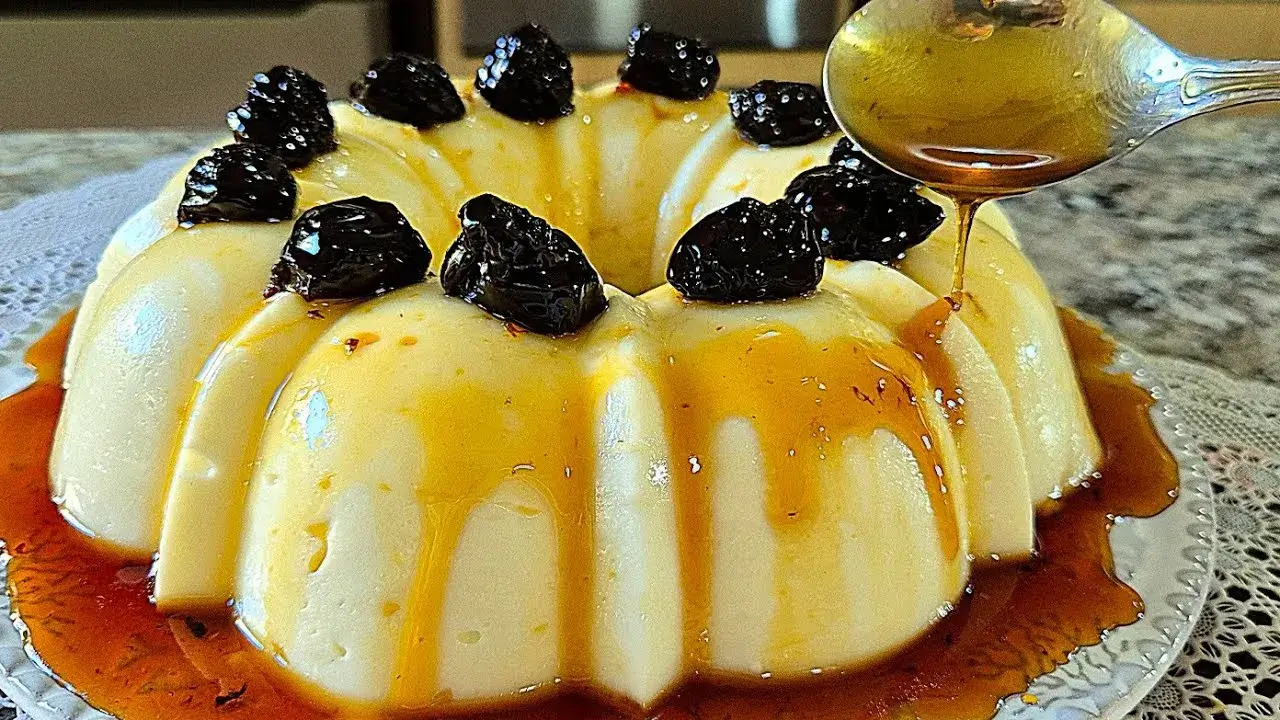 Manjar de coco com ameixa para a ceia de Natal clássico e fácil