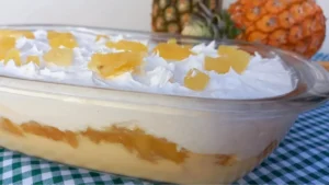 Sobremesa de Abacaxi Gelada Fácil com Creme e Chantilly