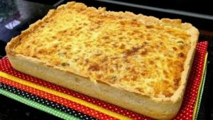 A torta salgada de atum é uma opção prática para servir em mesas de fim...