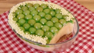 Torta de uva verde cremosa na travessa
