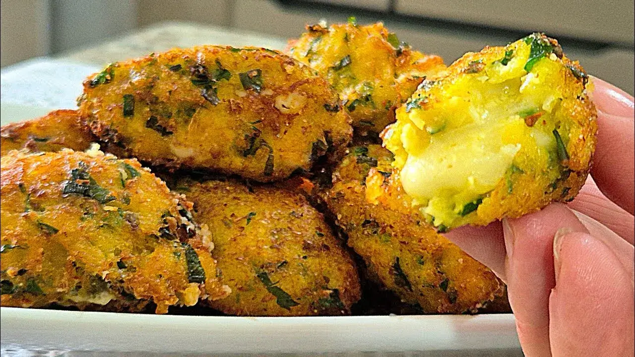 Bolinho de Milho Verde Recheado com Queijo Caseiro e Frito