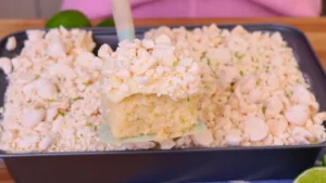 Bolo Gelado de Limão com Cobertura Cremosa e Crocante