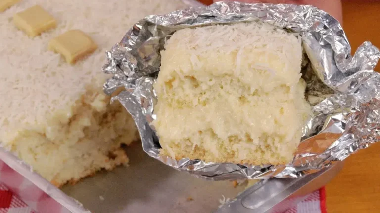 Bolo de Coco Gelado Recheado Molhadinho de Geladeira