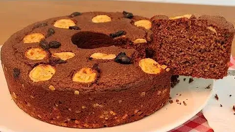 Bolo de banana com cacau saudável e fácil de preparar