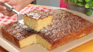Bolo simples de banana para o café feito na forma retangular
