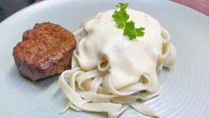 Macarrão com Molho Alfredo e Filé Mignon para Jantar Especial