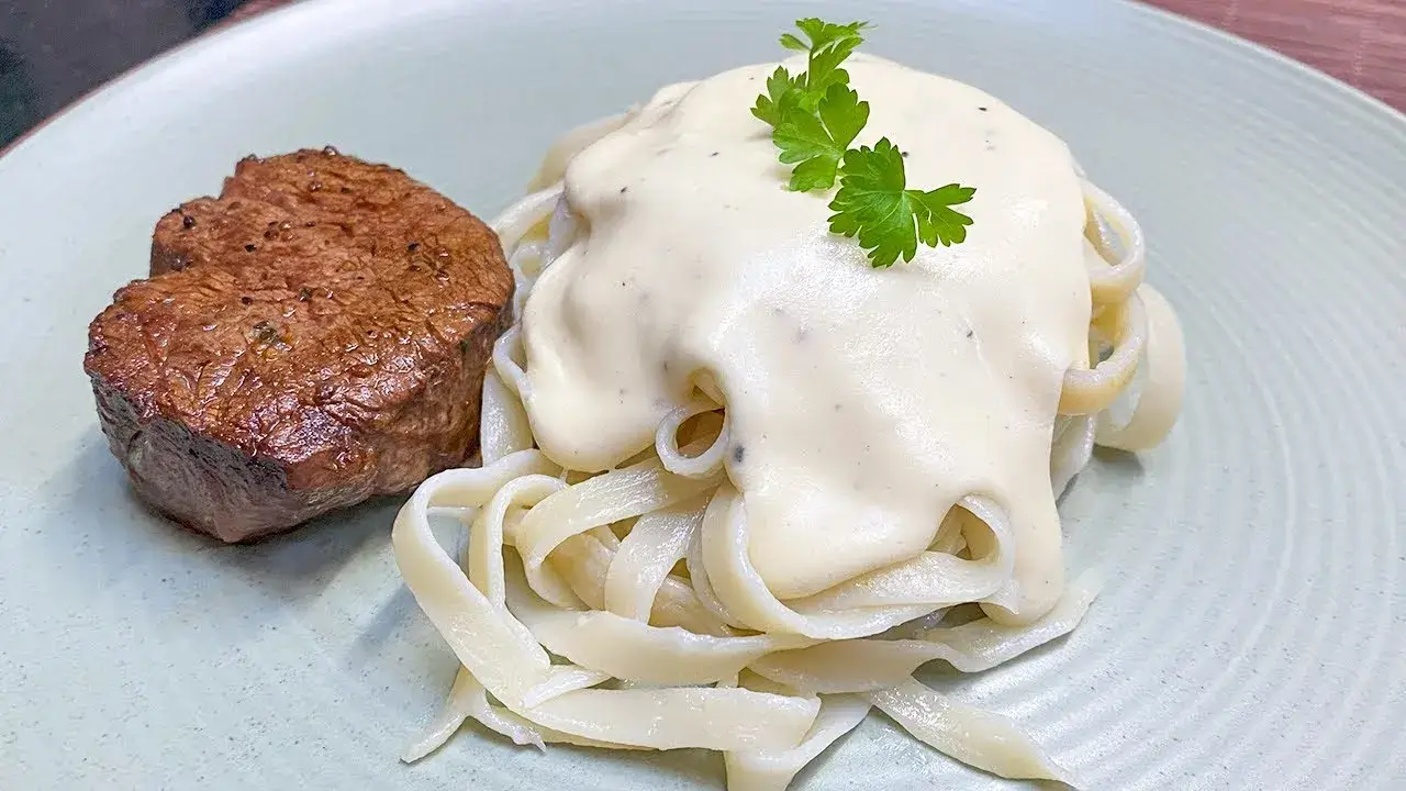 Macarrão com Molho Alfredo e Filé Mignon para Jantar Especial