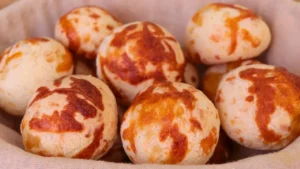 Pão de queijo fácil com polvilho azedo e casquinha crocante
