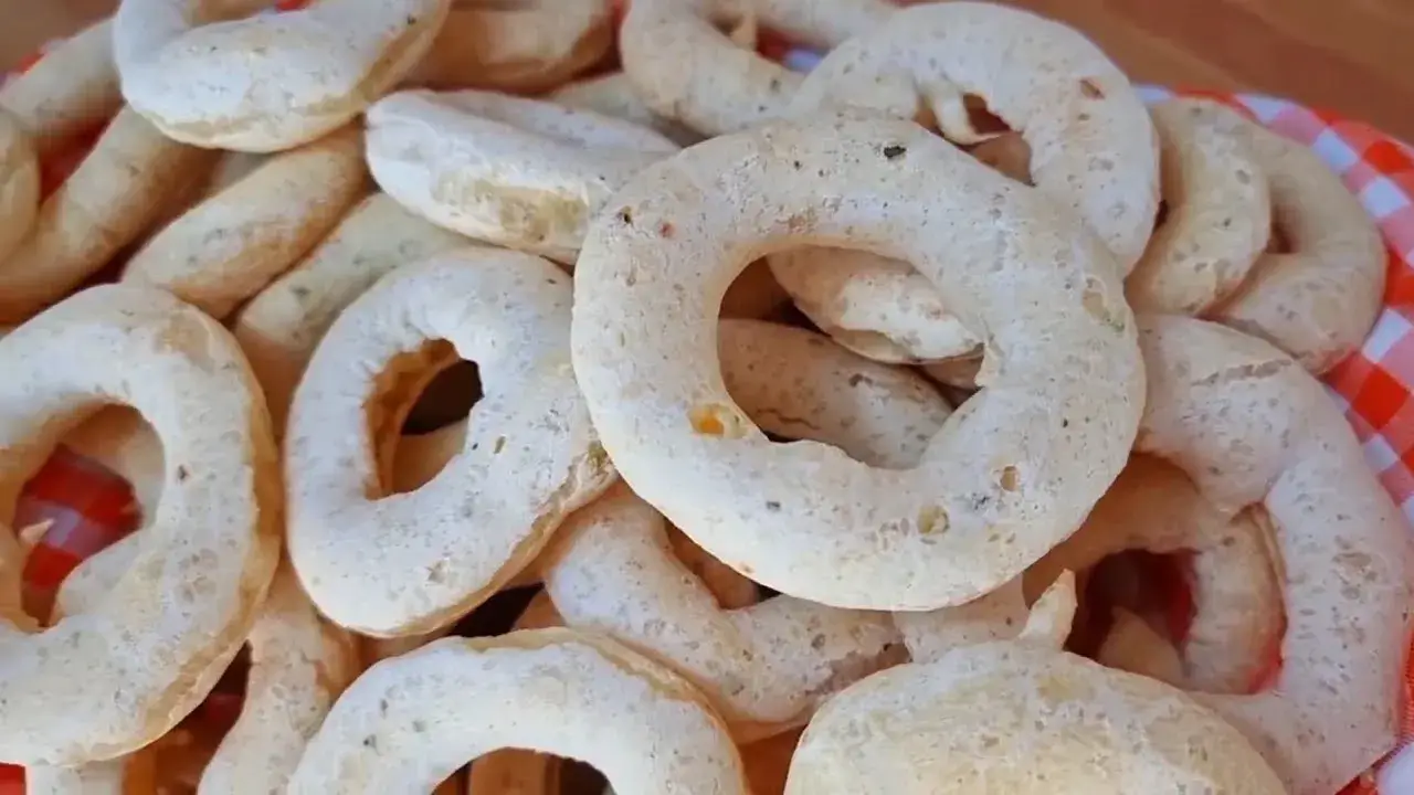 Rosquinhas de Cebola Crocantes para o Café