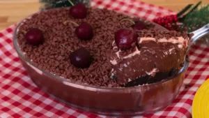 Torta Floresta Negra na Travessa fácil e cremosa para servir gelada