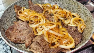 Bife Acebolado Caseiro com Alho e Cebola Caramelizada na Frigideira