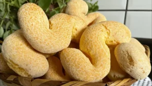 Biscoito de Polvilho com Queijo Crocante e Fácil para o Café
