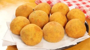 Bolinho de Arroz Cremoso com Queijo para Aproveitar Sobras Fica Muito Bom