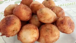 Bolinho de Macaxeira Recheado com Queijo Mussarela Crocante e Fácil de Fazer