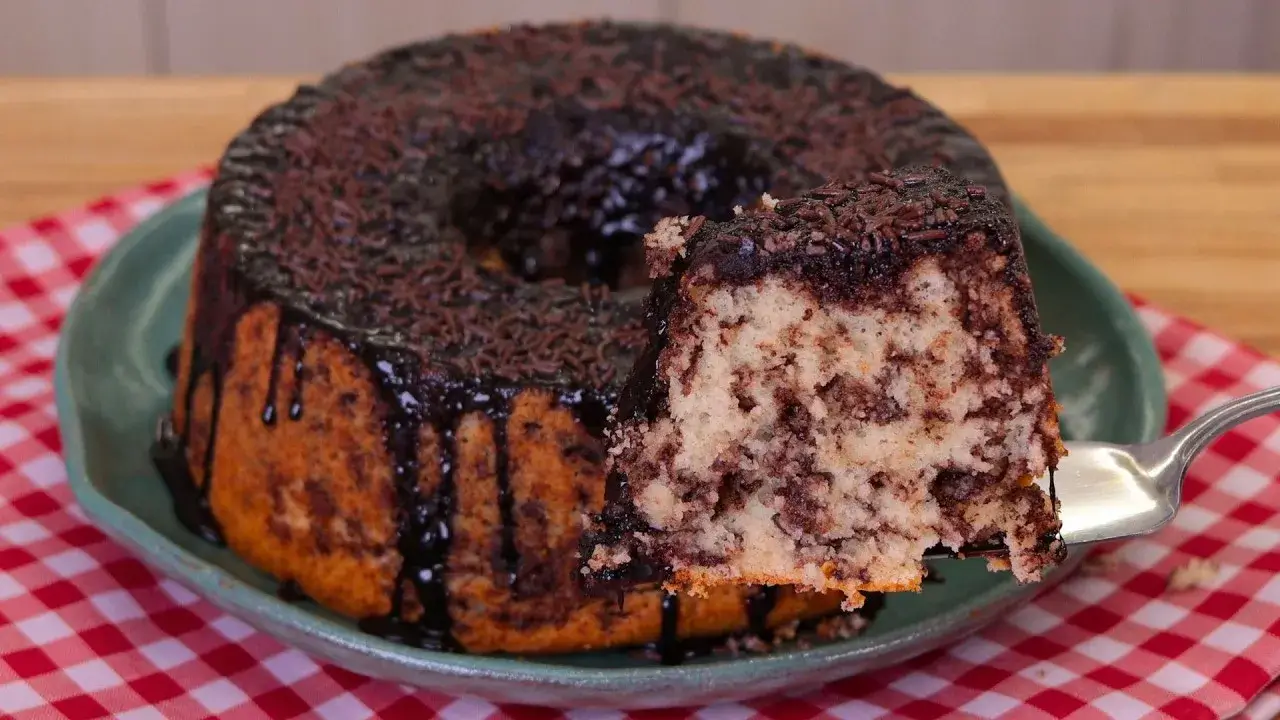 Bolo Formigueiro de Chocolate com Casquinha Crocante Fácil e Fofinho
