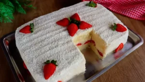 Bolo Ninho com Morangos Gelado e Molhadinho para Festas e Aniversários