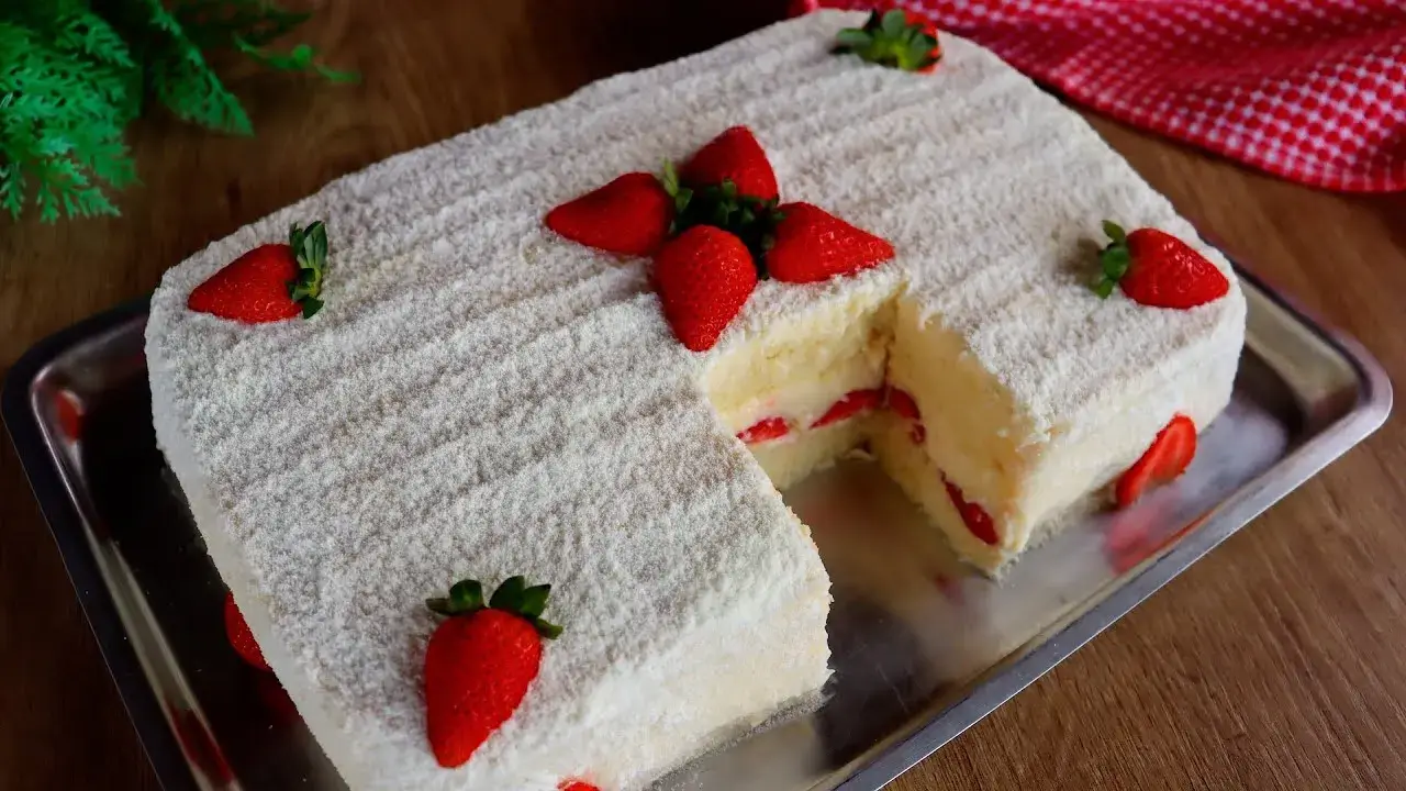 Bolo Ninho com Morangos Gelado e Molhadinho para Festas e Aniversários