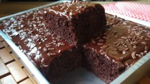 Bolo de Chocolate Feito no Liquidificador com Calda e Cobertura Cremosa Fácil