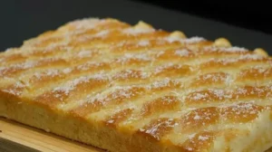 Bolo de coco amanteigado fácil, fofinho e úmido para o dia a dia