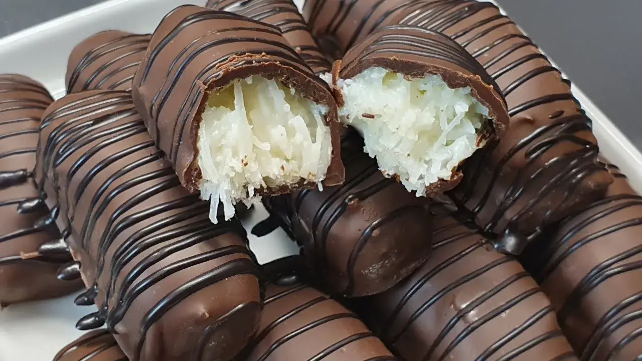 Bombom de coco com chocolate meio amargo fácil de fazer em casa