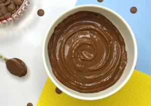 A ganache de chocolate meio amargo é um creme usado para rechear bolos, deixando as...