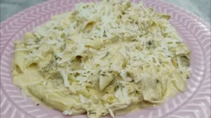 Macarrão com frango desfiado ao molho cremoso fácil de fazer