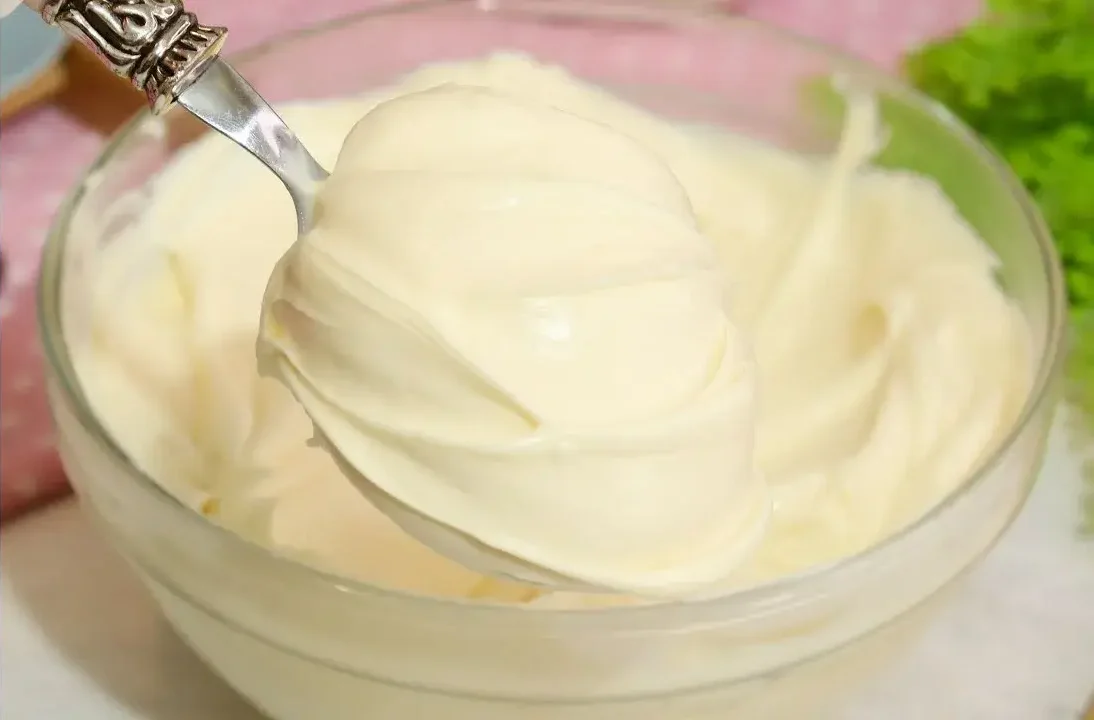 Mousse de Ninho Estruturada para Bolo Decorado: Recheio Firme, Cremoso