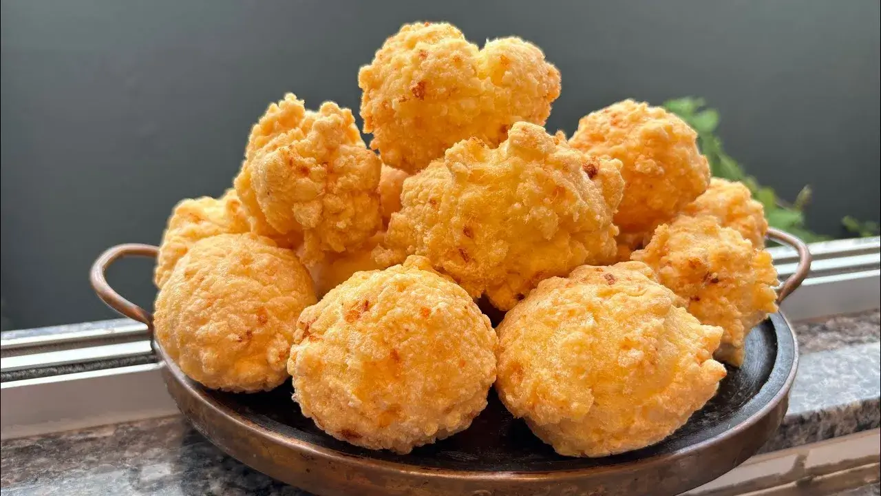 Pão de Queijo Frito Crocante com Queijo para Servir com Café