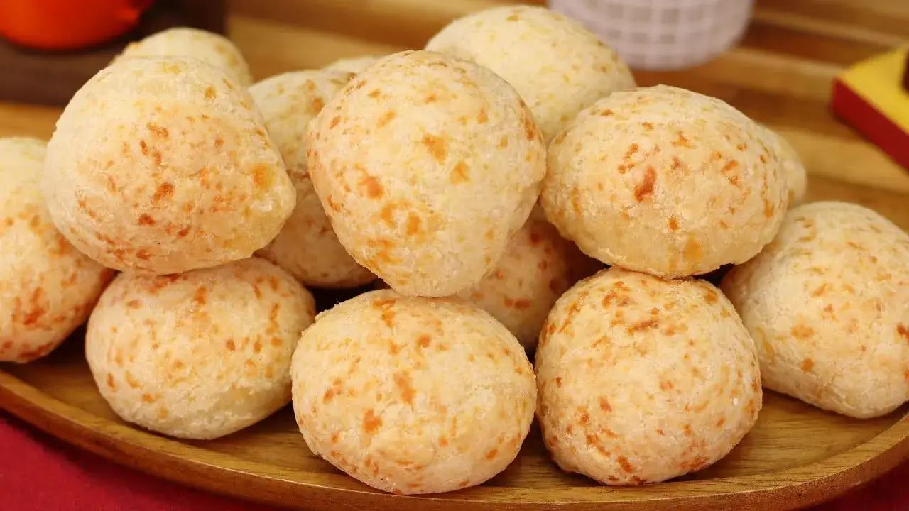 Pão de queijo caipira fofinho e fácil de fazer em casa