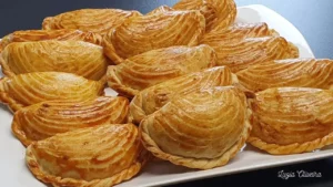Pastel Assado de Frango Cremoso com Massa Caseira Dourada
